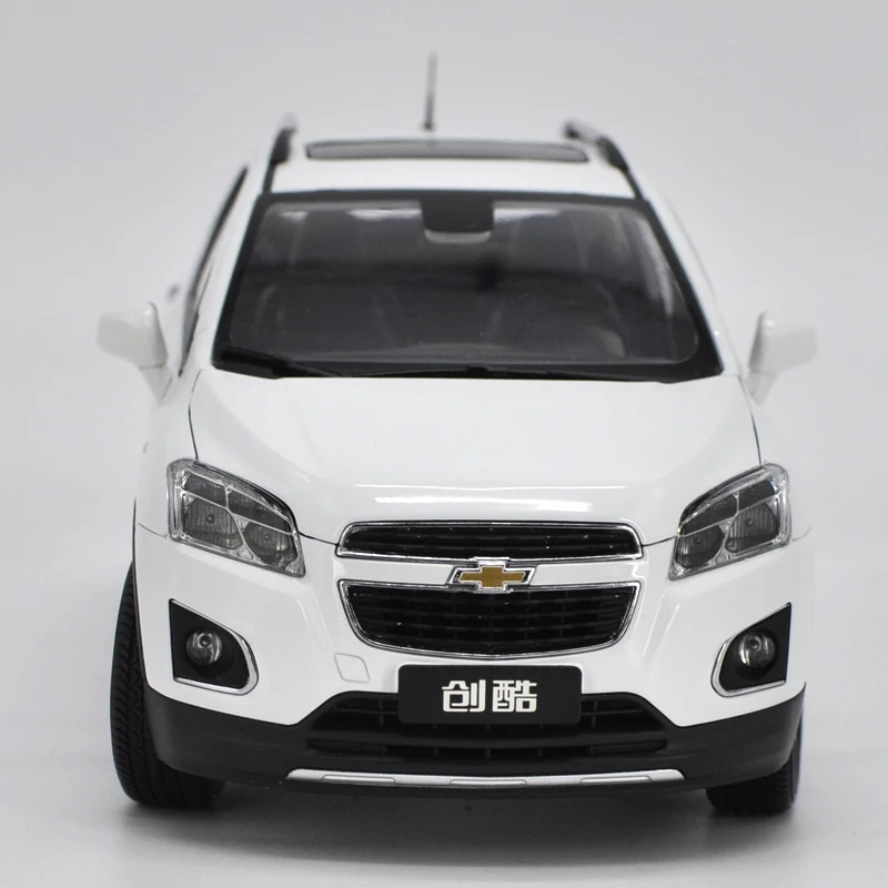 Оригинальный авторизованный заводской литой 1:18 Chevrolet TRAX SUV классические