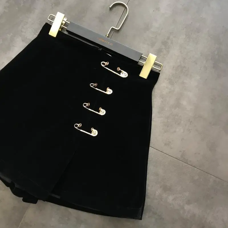 Autumn Winter Pin Decoration Black Velvet Shorts Women MH297