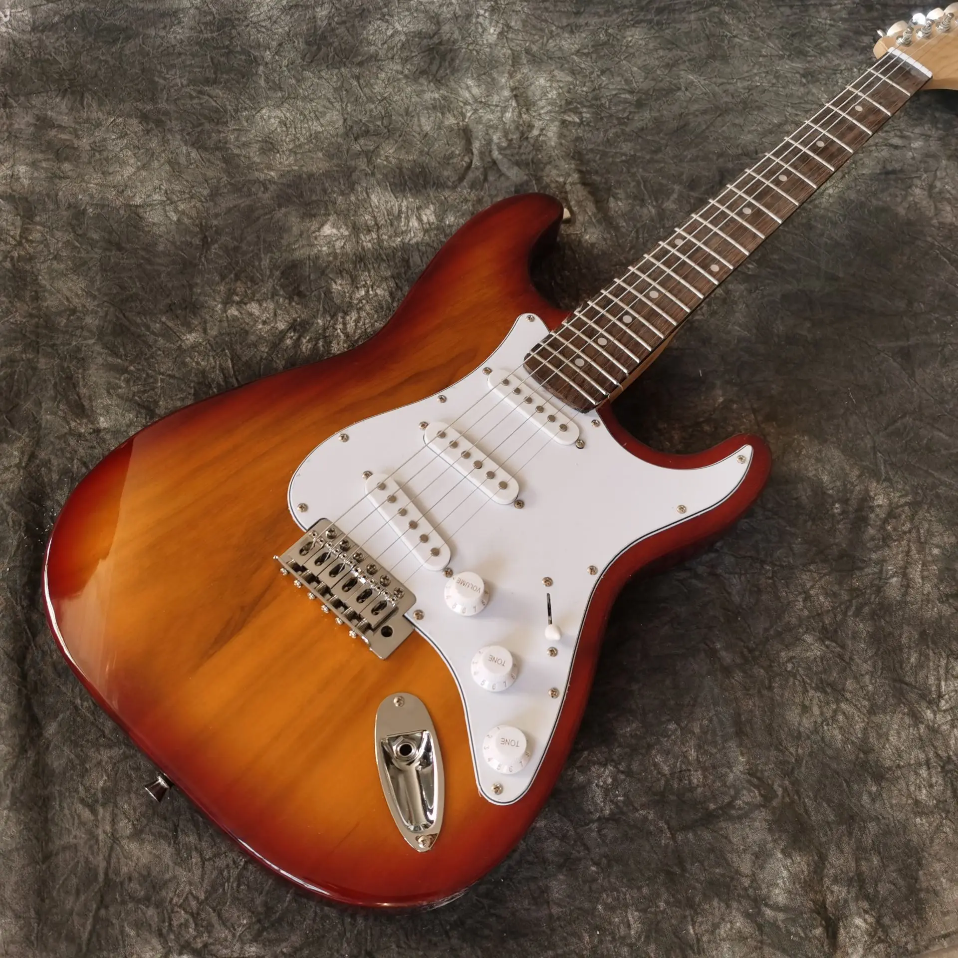 

Sunburst color.handmade 6 stings Electric Guitar.white pickguard,high quality pickups.rosewood fingerboard.real photos