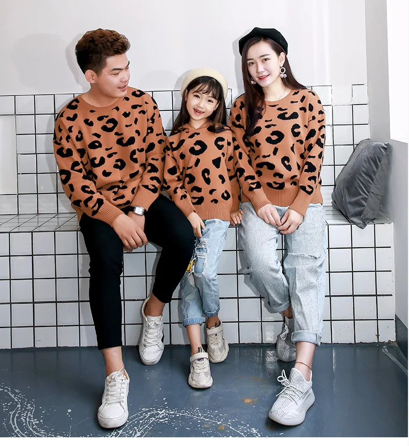 mother father daughter matching outfits