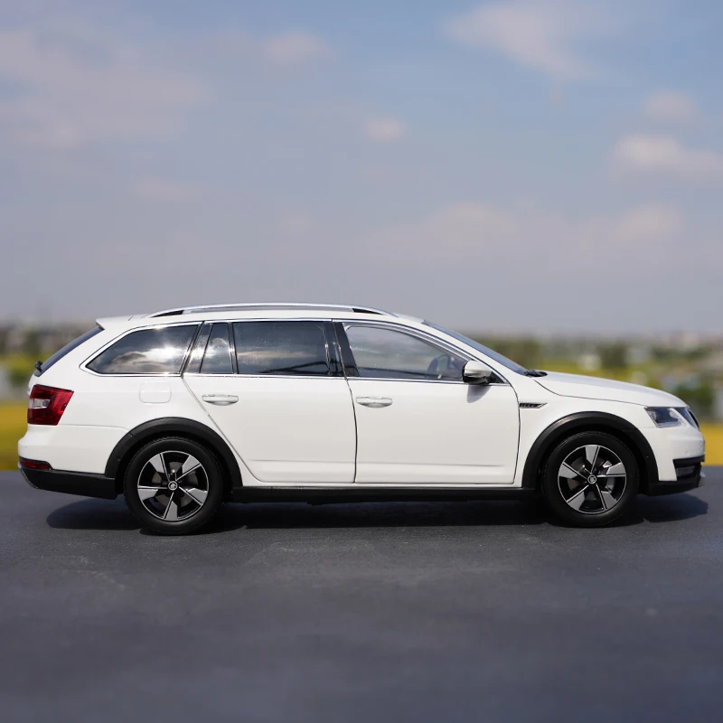 1/18 Skoda Octavia Combi Wagon литая металлическая модель автомобиля игрушка для мальчика