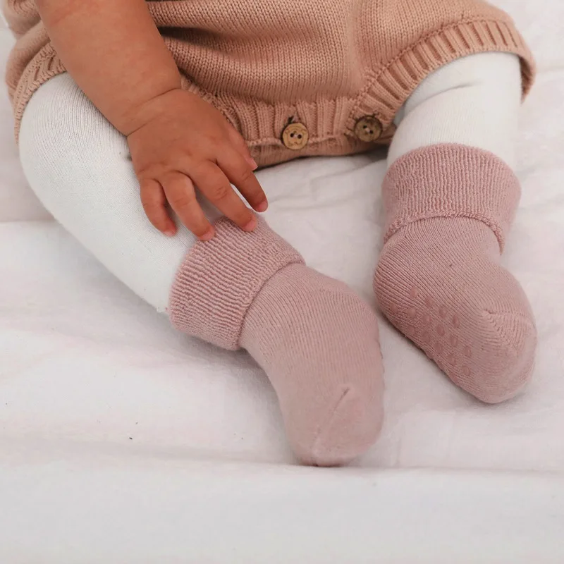 Нескользящие носки ярких цветов для малышей однотонные короткие носки для малышей хлопковые мягкие Нескользящие кружевные носки для младенцев теплые зимние носки для малышей