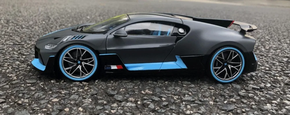 Bburago 1/18 1:18 Bugatti Divo спортивный гоночный автомобиль литая под давлением модель игрушки на день рождения для детей мальчиков и девочек