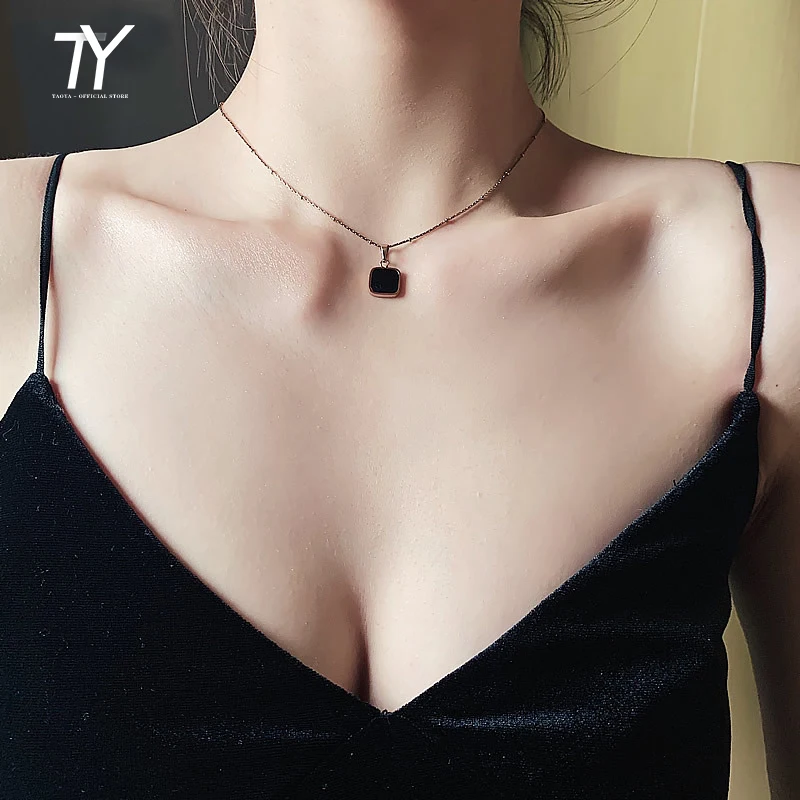 

2020 new classic black square pendant colorless titanium steel women's necklace party luxury short neck chain clavicle chain