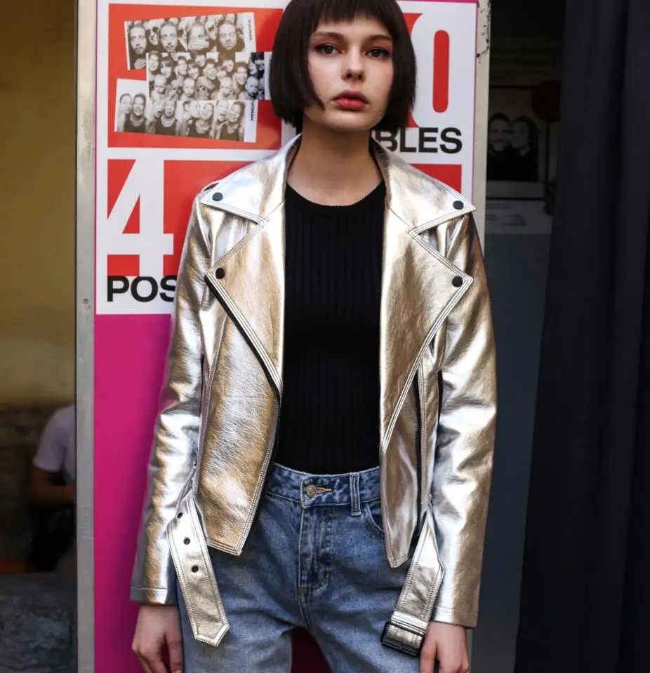 Блестящая куртка из искусственной кожи серебристого цвета; Женская куртка в уличном стиле на молнии; прошитая кожаная куртка; сезон осень-зима; Верхняя одежда с поясом; F47