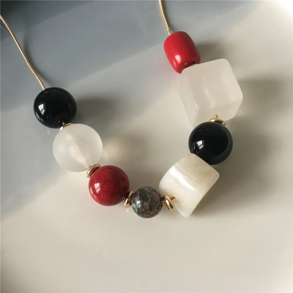 Цепочка-змейка Женская с белым Мраморным Шаром и кубическими черными красными