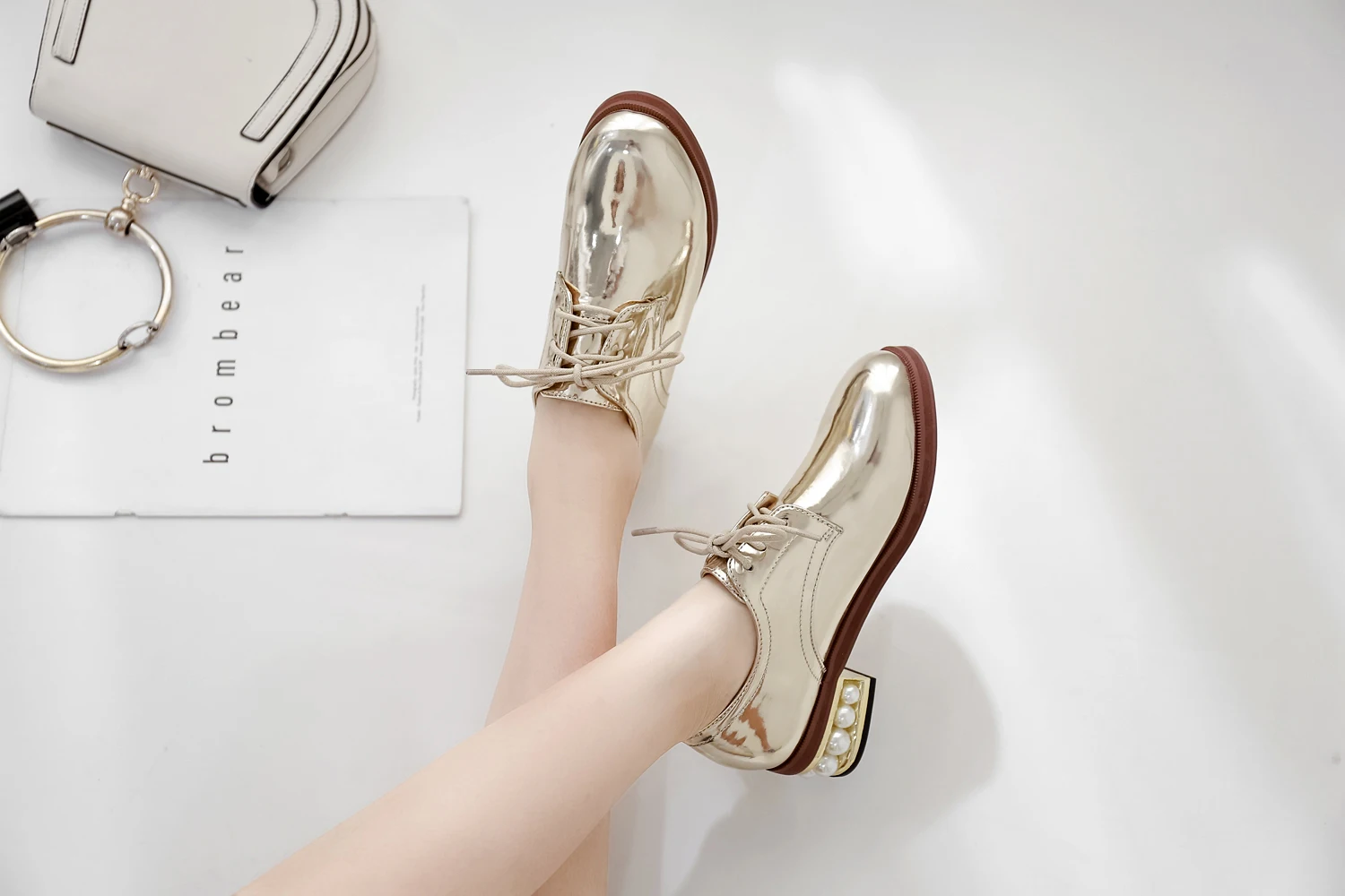 MIULAMIULA дизайнеры марки Осенняя корейская мода роскошные свадебные туфли с отделкой жемчугом и прозрачными стразами золотой серебряный со шнуровкой Женская обувь на плоской подошве Лоферы Повседневное; большие размеры 35-41