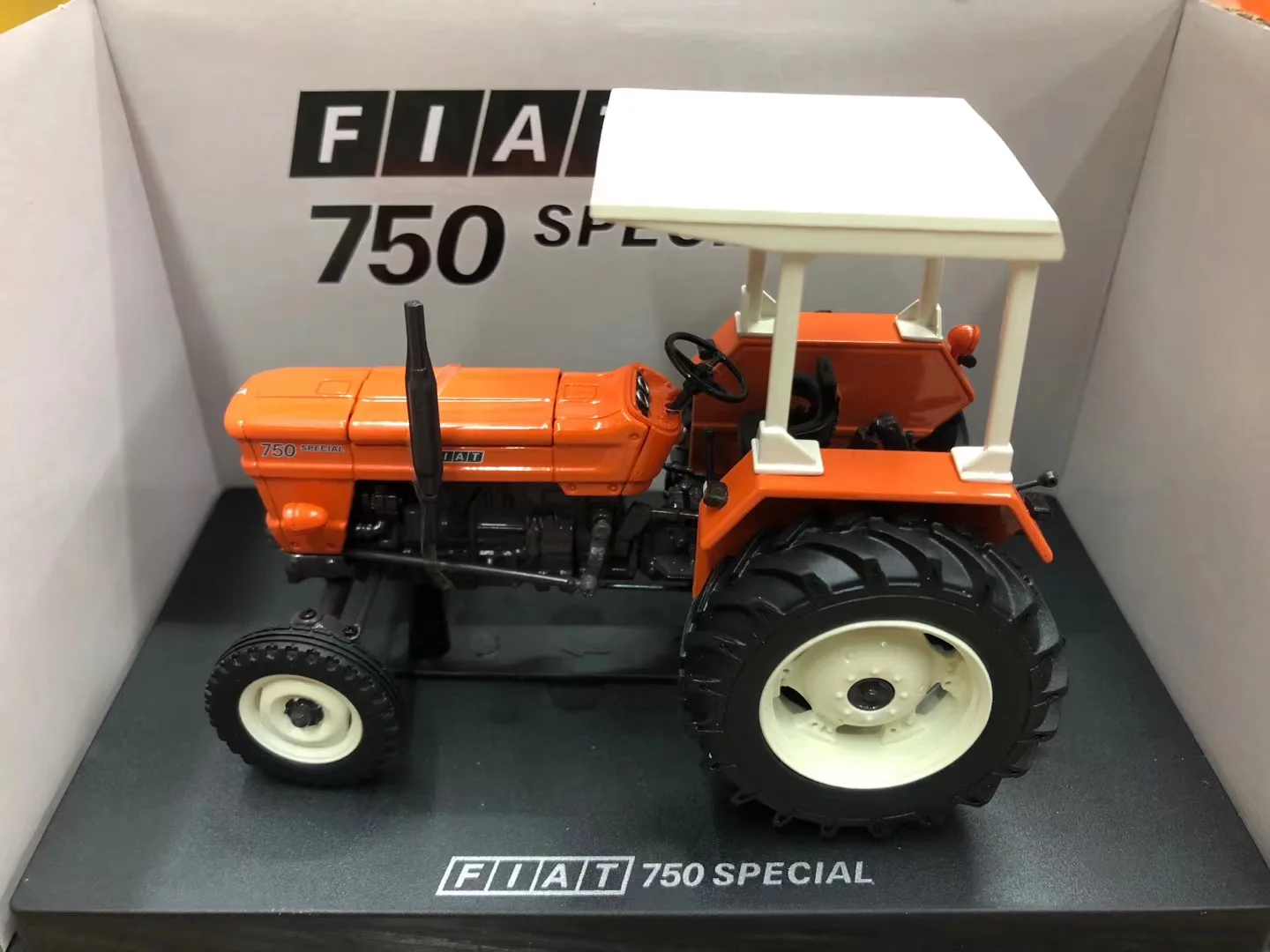 Специальный операционный трактор Fiat 750 в масштабе 1:32 имитация