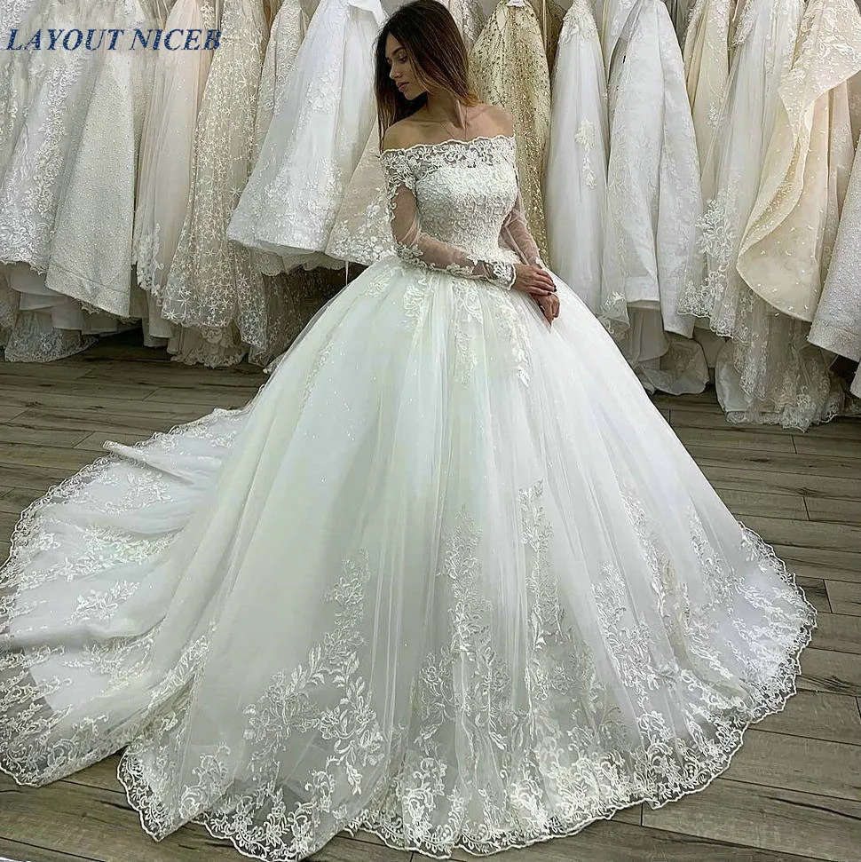 Luxury castle princess Ball Gown White Wedding Dresses Long Sleeve Lace Applique Boat Neck Bridal Dress Customized Wedding Gowns