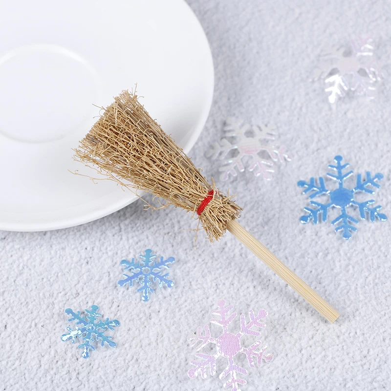 

1PCS 1/12 Wood Broom Classic Toys Pretend Play Furniture Toys Dollhouse Furniture Miniature Dolls House Kitchen Yard Accessory