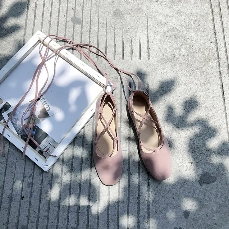 

2020 new A Shallow Mouth Loafer Woman Spring And Autumn New Flat Cross Sandals Strappy crossover strap low Heels Shoes J16-08