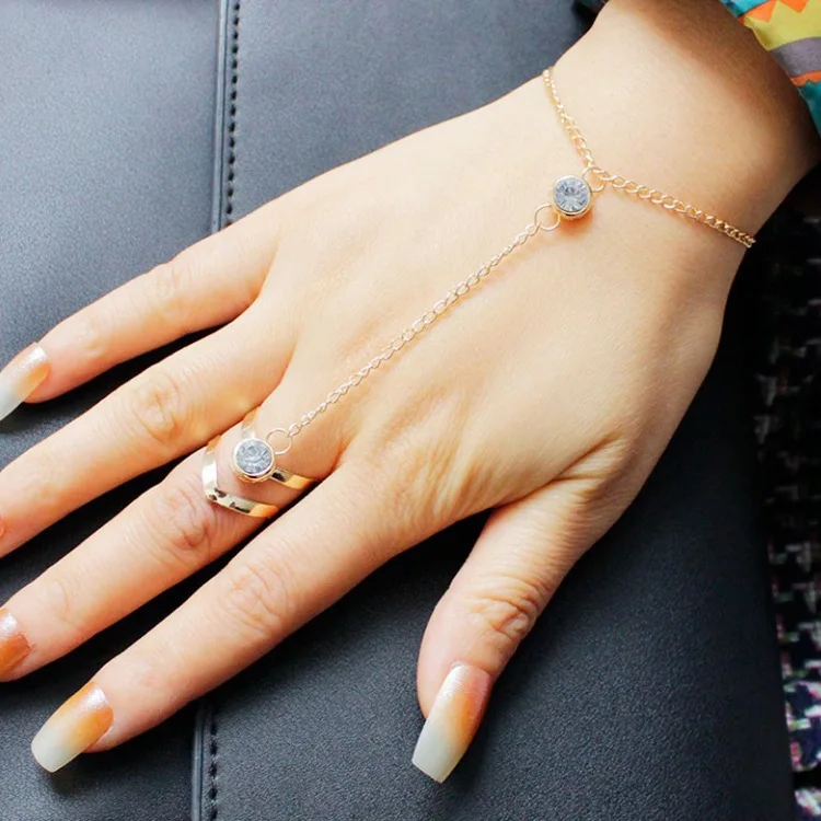 С украшением в виде кристаллов браслет, соединенный с кольцом на пальце для рук сзади звено цепи для Для женщин женские белые Наручные часы золотые украшения Цвет класса люкс Браслеты женская мода, Лидер продаж
