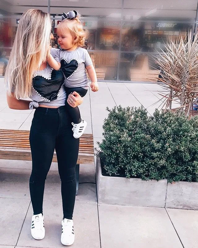Семейные комплекты; Модная одежда для мамы и дочки футболки серого цвета с бриллиантами футболки "любовь" для девочек «Mommy and Me» футболка с длинными рукавами