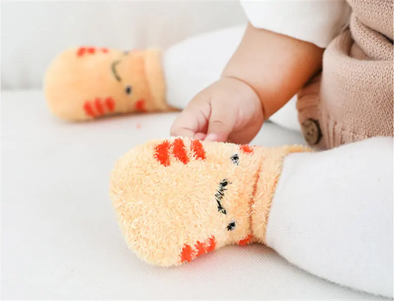 Детские носки для новорожденных, зимние теплые носки для маленьких девочек коралловые флисовые бархатные нескользящие носки-тапочки с рисунками животных для мальчиков От 0 до 3 лет
