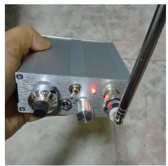 

NEW 118-136MHZ Aviation Band Receiver AM Airband Aviation frequency Receiver+ built-in lithium battery + antenna