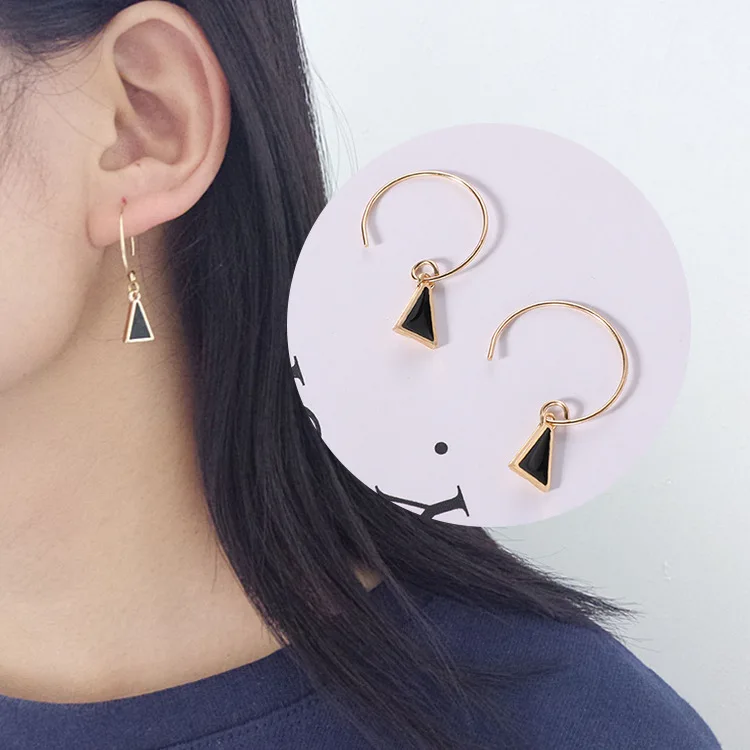

Korean Version Of Exquisite Small Personality Simple Geometric Triangle Earrings Ladies Accessories Wholesale Hot