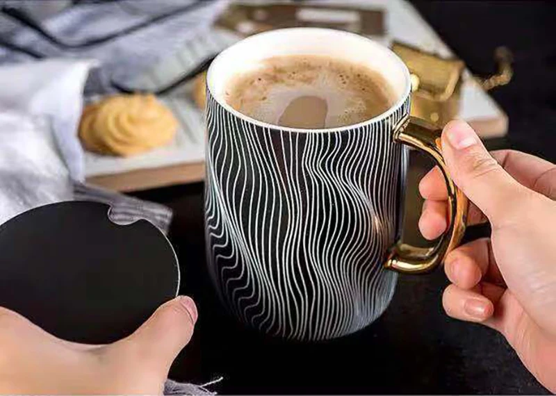 JOUDOO 420 мл керамическая кофейная кружка с крышкой и ложкой, уникальные кофейные кружки, набор фарфоровых кофейных кружек с золотым краем для влюбленных 35