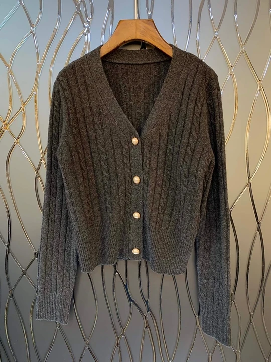 V-collar Woman New Button Decorative Pure-color Long-sleeved 100-hung Wool Card Knitted Shirt 922 in Early Autumn of