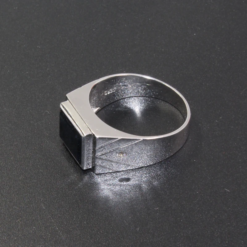 Мужское кольцо с черным сапфиром классическое из серебра 925 пробы 8 мм * 10 3 карат