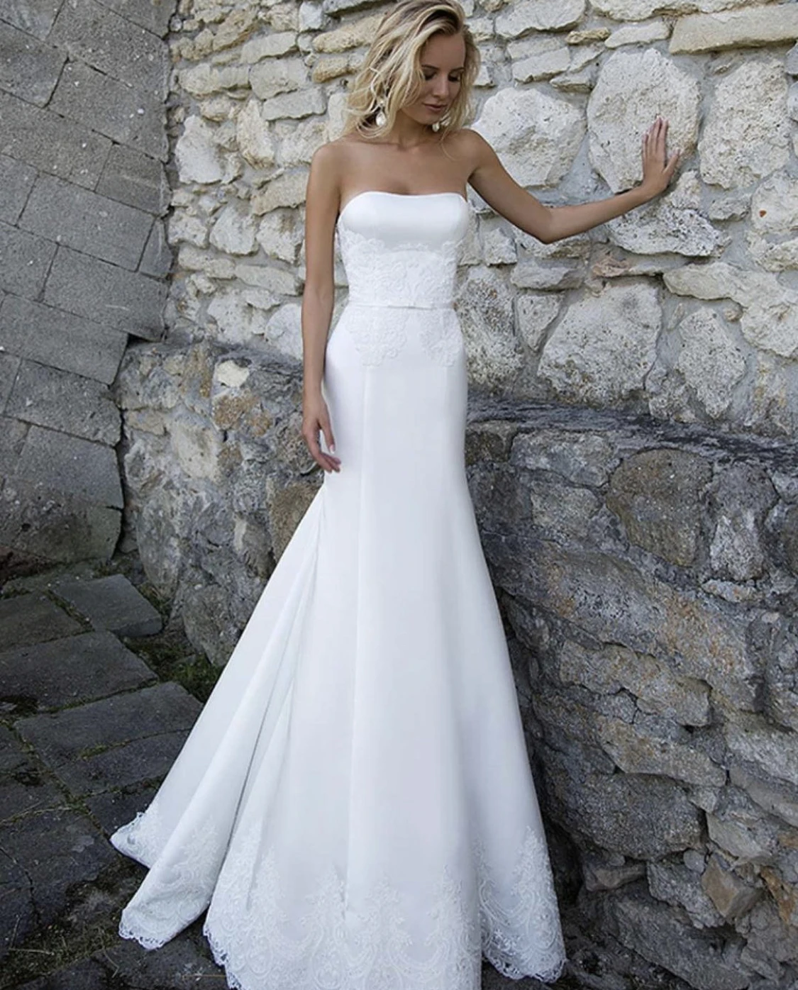 

Wedding Dresses Mermaid Strapless Sleeveless Backless Lace Appliques Sashes Bow Satin Sweep Train Bridal Gown Vestidos De Novia