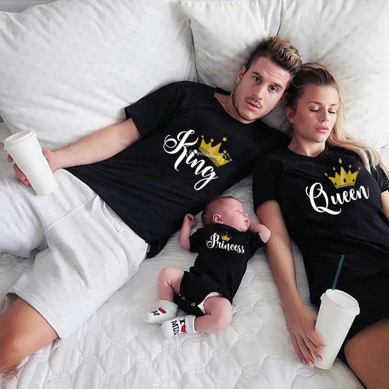 1pc Funny King Queen Prince Princess Family Matching Tshirts Gold Crown Print Father Son Mother and Daughter Shirts Baby Outfits