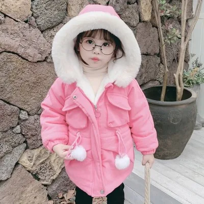 Новое зимнее хлопковое пальто для детей 2-7 лет, однотонная одежда с меховыми помпонами для маленьких девочек, ветрозащитная хлопковая одежда