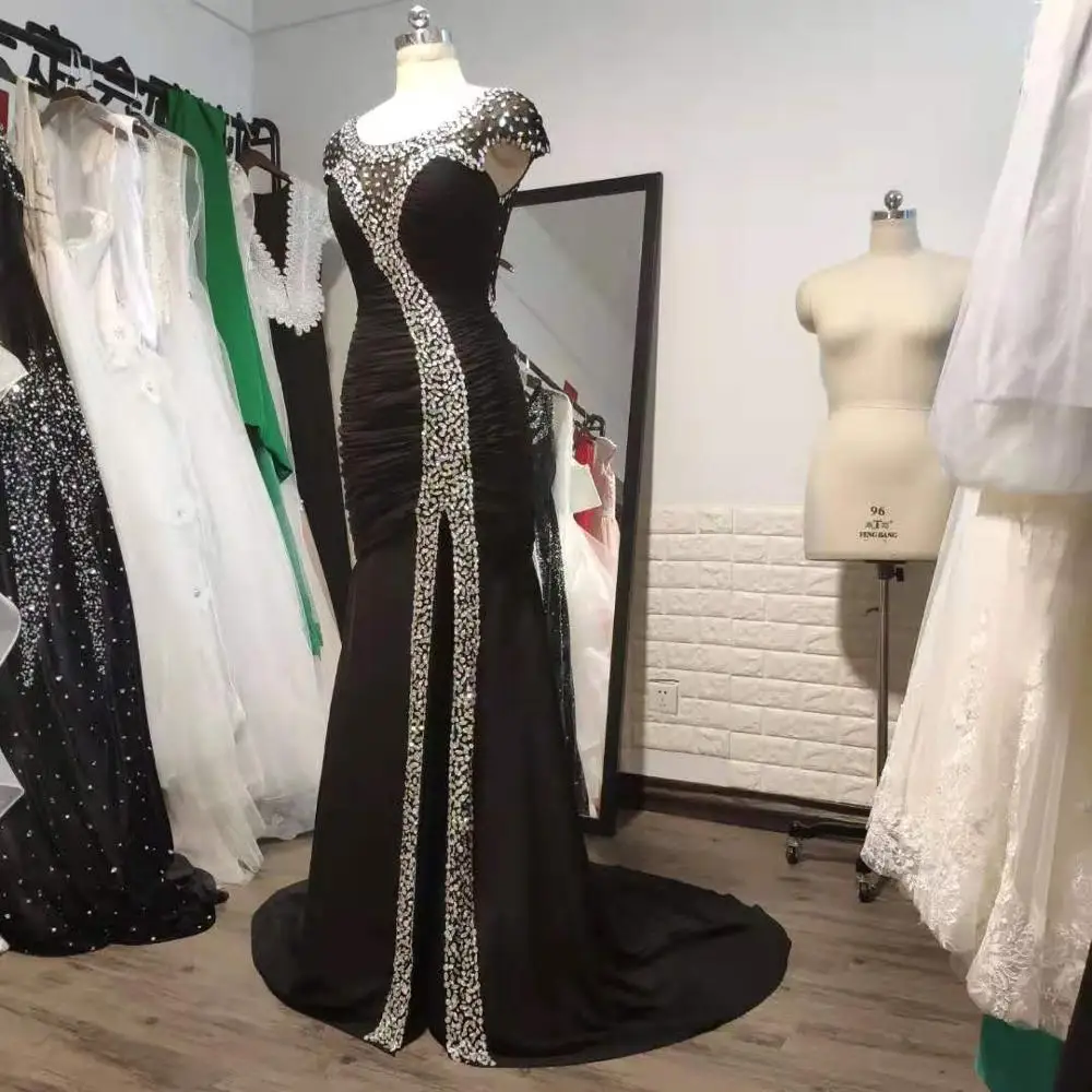 Черное платье с кристаллами и бусинами для мамы невесты вечернее Боковым