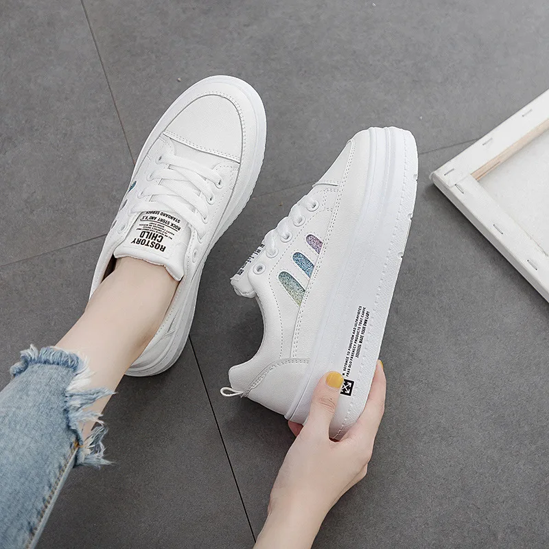 Женские кроссовки на толстой подошве белые свободного покроя универсальные