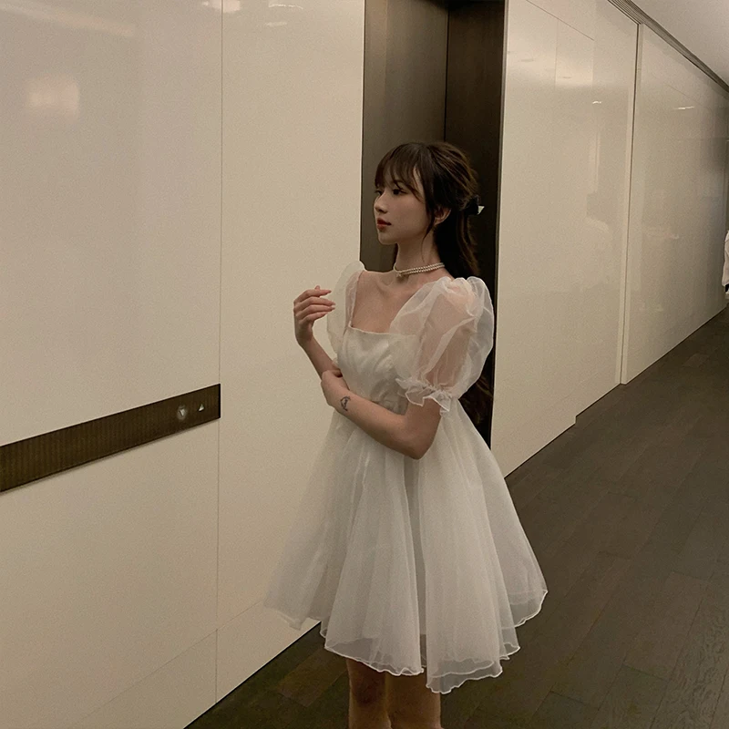 花柄にフリルのスカートが可愛い パフスリーブイブニングドレス 花柄にフリルのスカートのパフスリーブ イブニングドレス♩.•