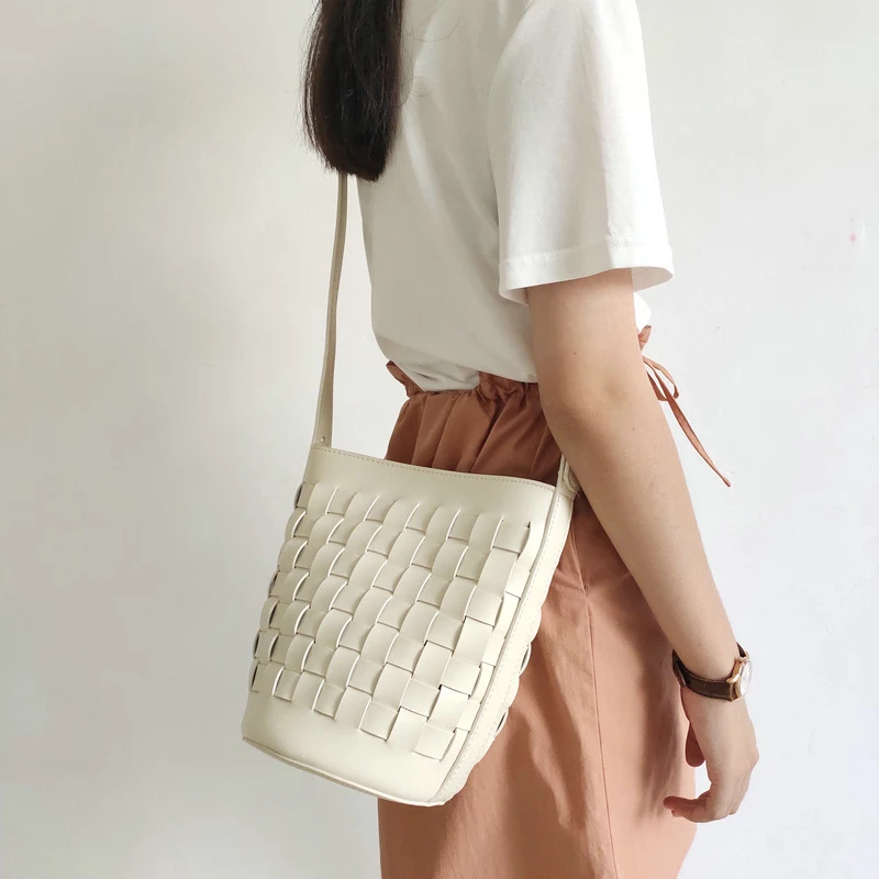 

2020 new retro Korean bucket bag ladies crossbody bag large capacity joker soft leather life travel cross bag