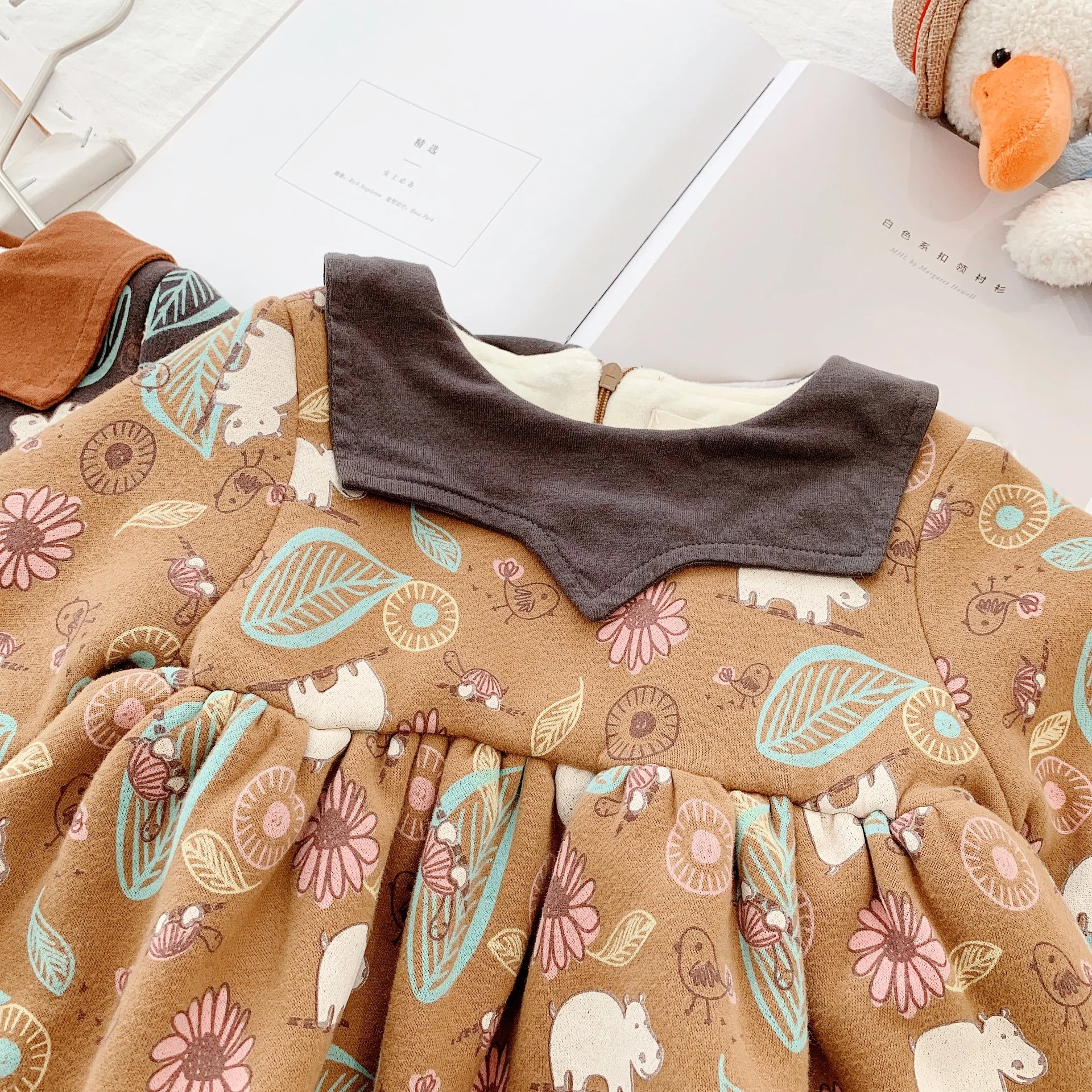 Рубашки для маленьких девочек; сезон осень-зима; модные блузки с цветочным узором для маленьких девочек; милые топы с длинными рукавами и оборками; детское теплое бархатное платье; топы