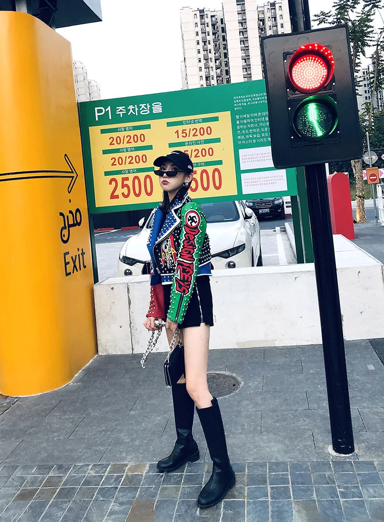 QING MO Женская куртка из искусственной кожи женское пальто с принтом граффити и заклепками Женская приталенная куртка в стиле панк ZQY2645