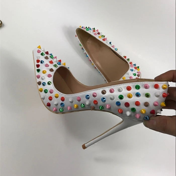 Обувь с острым носком; Новинка; Роскошные женские туфли в стиле ретро; zapatillas mujer; модные женские туфли на высоком каблуке с разноцветными заклепками