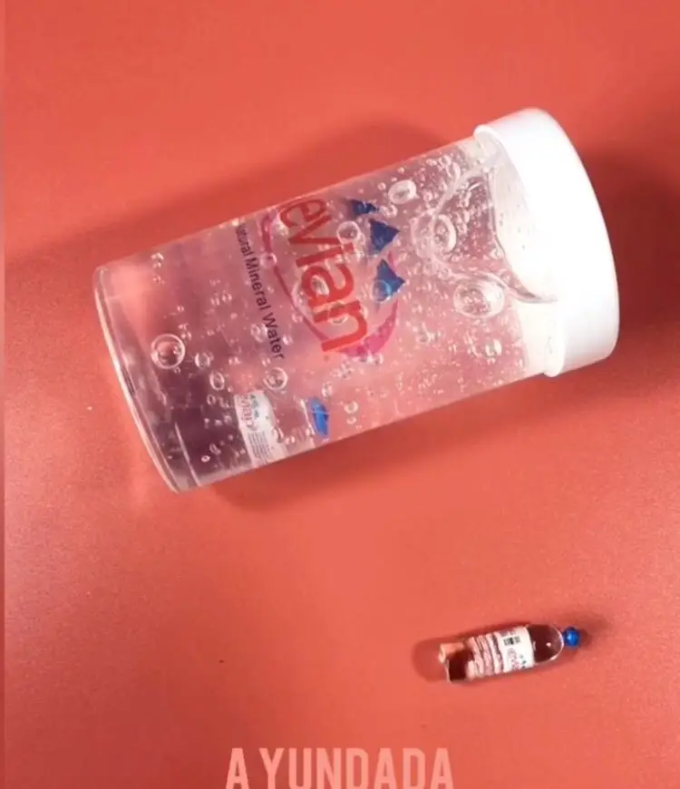 Evian Lime Thai в истории минеральная вода прозрачный призрак не сквозной тайский призрак женский