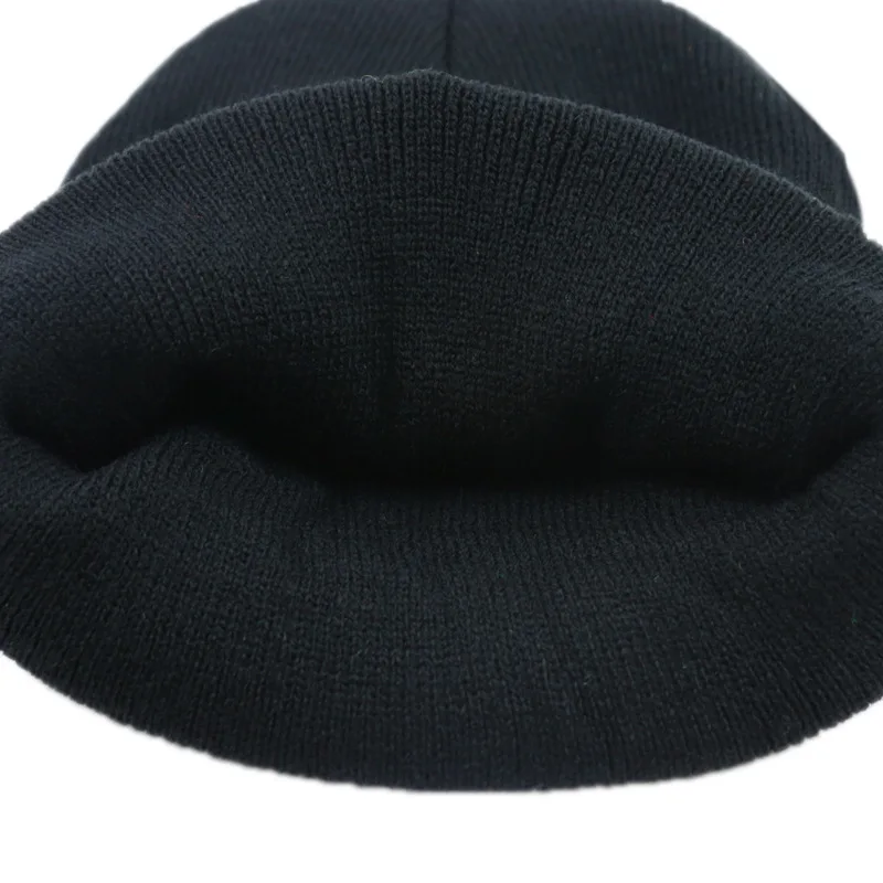 Вязаная шапка в стиле хип-хоп с вышивкой