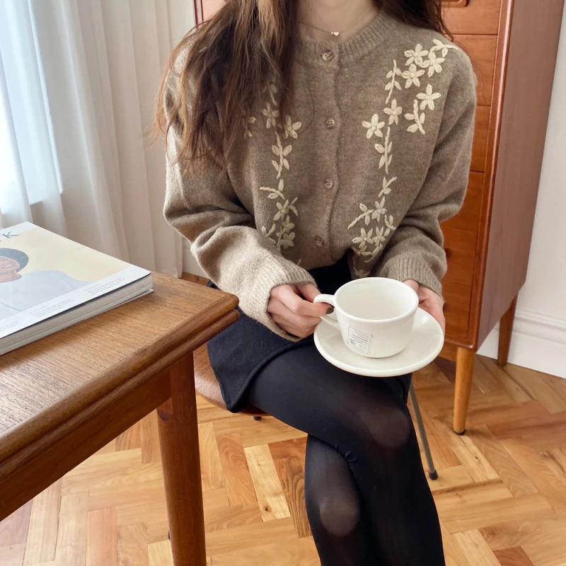 

2020 Korea Heavy Industry Rattan Flower Embroidered High Waist Knit Cardigan Women's Round Neck Short Retro Sweater
