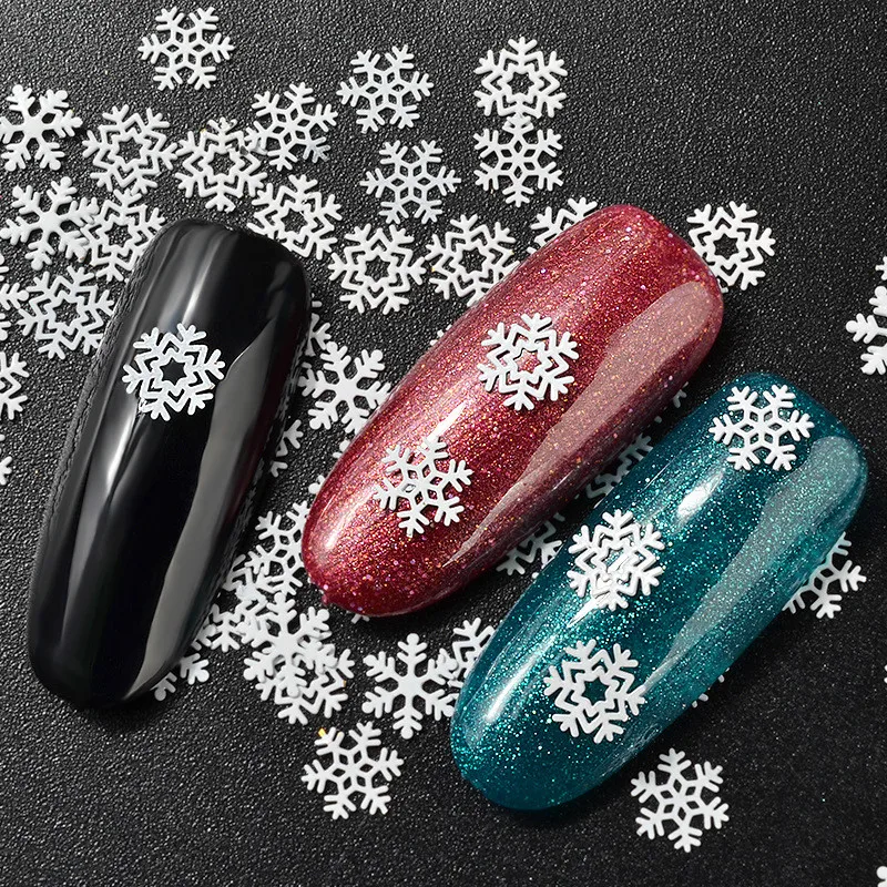 снежинки на ногтях. Snow manicure. маникюр на новый год со стразами и снежинками. новогодний маникюр со стразами. маникюр со снежинками.