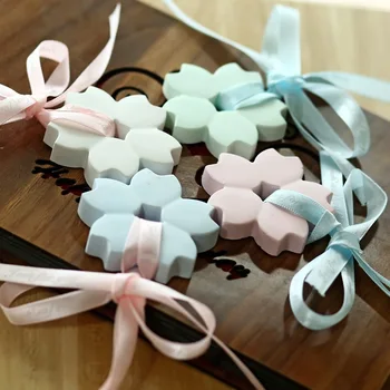 

Flower Shape Mini Diatomite Hanging Ornament Aroma Purifier Air Freshener For Car Refrigerator Closet Decoration