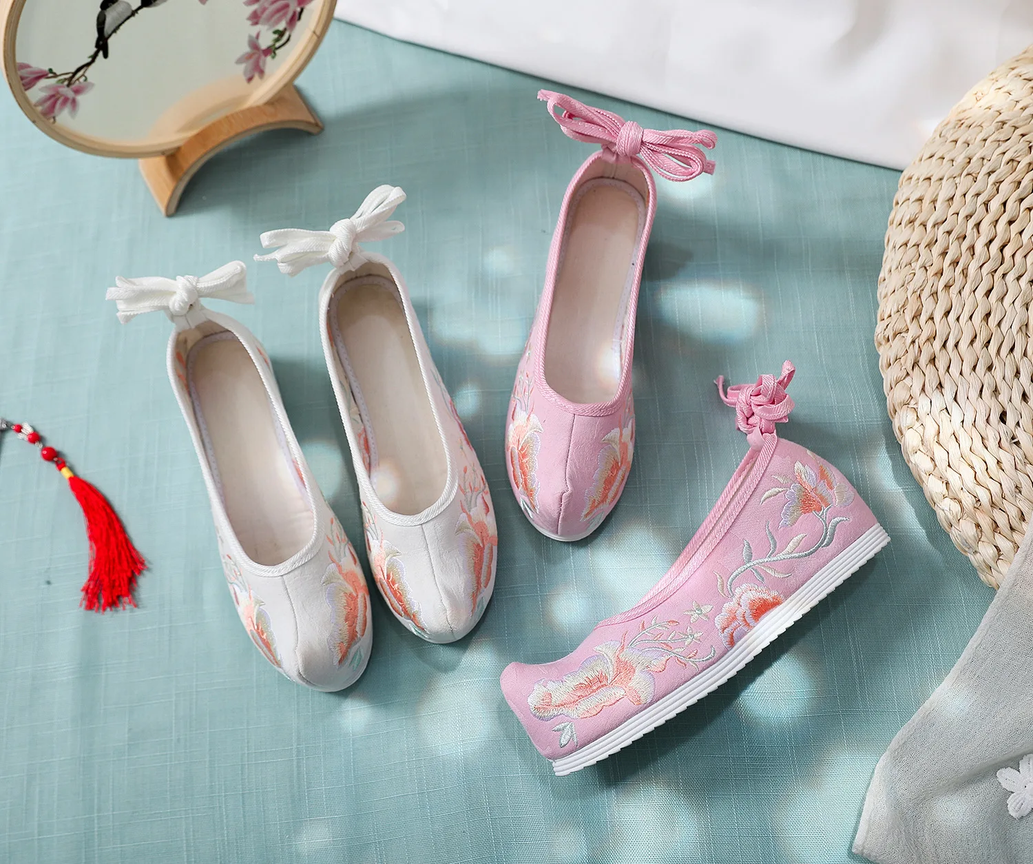 

Blooming Elevator 3 Centimeter Arched Shoe New Products Antique Style Lace-up Alice Head Embroidered Shoes