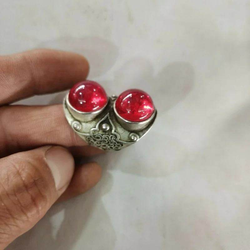 

Hot Selling CChinese Old Craft Made Old Tibetan Silver Inlaid Red zircon Silver Ring for Women Men Fashion Accessories