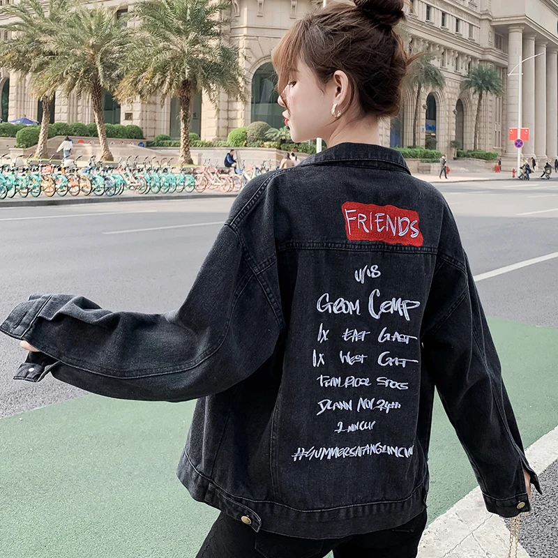 Куртка женская джинсовая свободного покроя с вышивкой и надписью демисезонная |