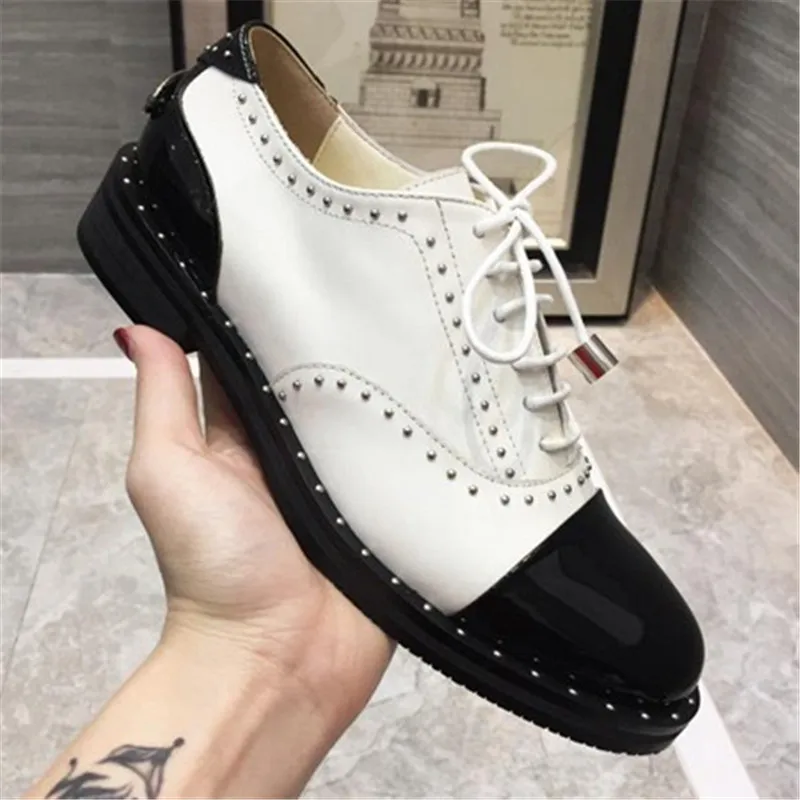 Zapatos De Mujer; женская обувь на плоской подошве; женская обувь с заклепками; женская обувь на плоской подошве со шнуровкой; chaussures femme; лакированная кожа; sapato feminino