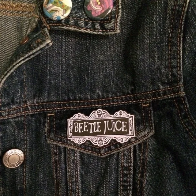 Черно белая эмалированная булавка от Beetlejuice с логотипом для отворота|Броши| |