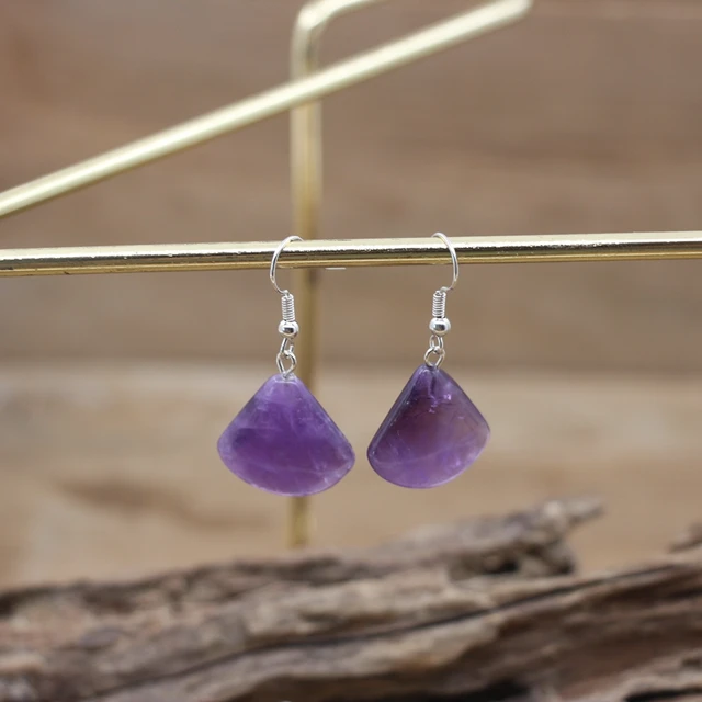 천연석의 빛나는 아름다움으로 귀를 장식하는 청금석 드롭 귀걸이