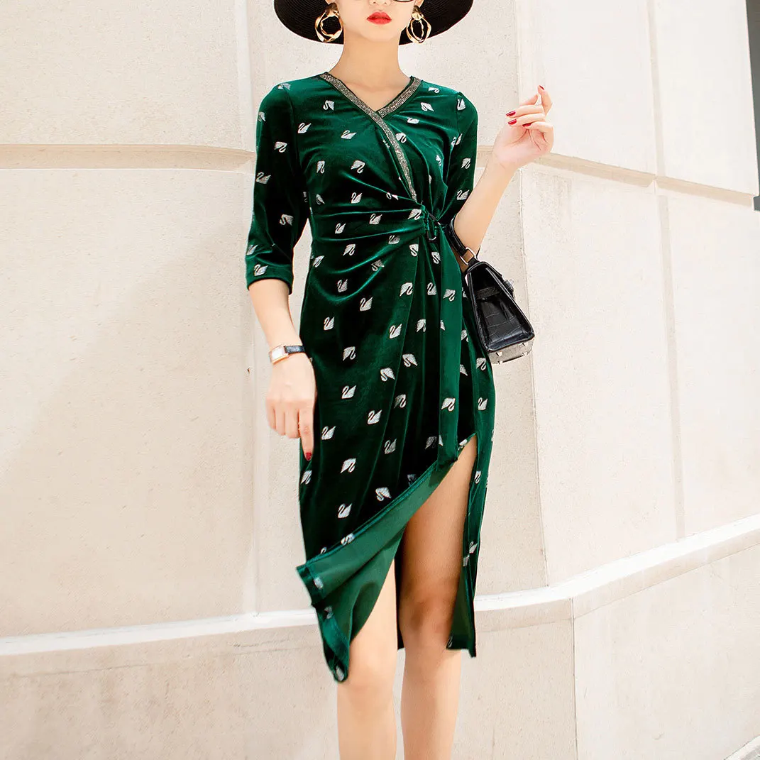 Осеннее Новое Женское платье в европейском и американском стиле с вышивкой золотистого бархата с v-образным вырезом и рукавами с разрезом на талии - Цвет: Зеленый