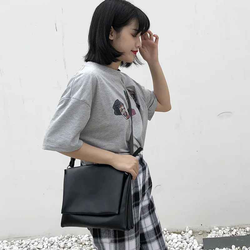

2019 new Korean style simple and elegant women's handbag large capacity elegant casual solid color retro covered messenger bag