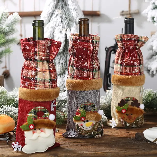 Рождественские украшения клетчатая льняная бутылка вина с красным вином и мешком для бутылки шампанского