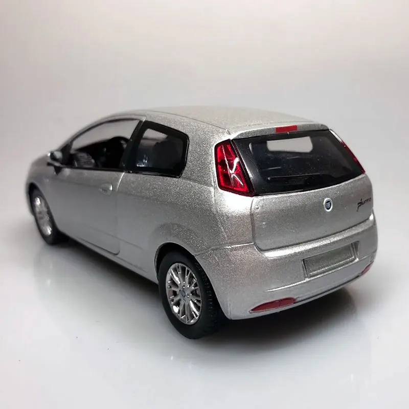 NEWRAY 1/24 масштабная модель автомобиля игрушки FIAT Grande Punto длиной 16,5 см литая под давлением металлическая модель автомобиля игрушка для коллекции, подарка, детей