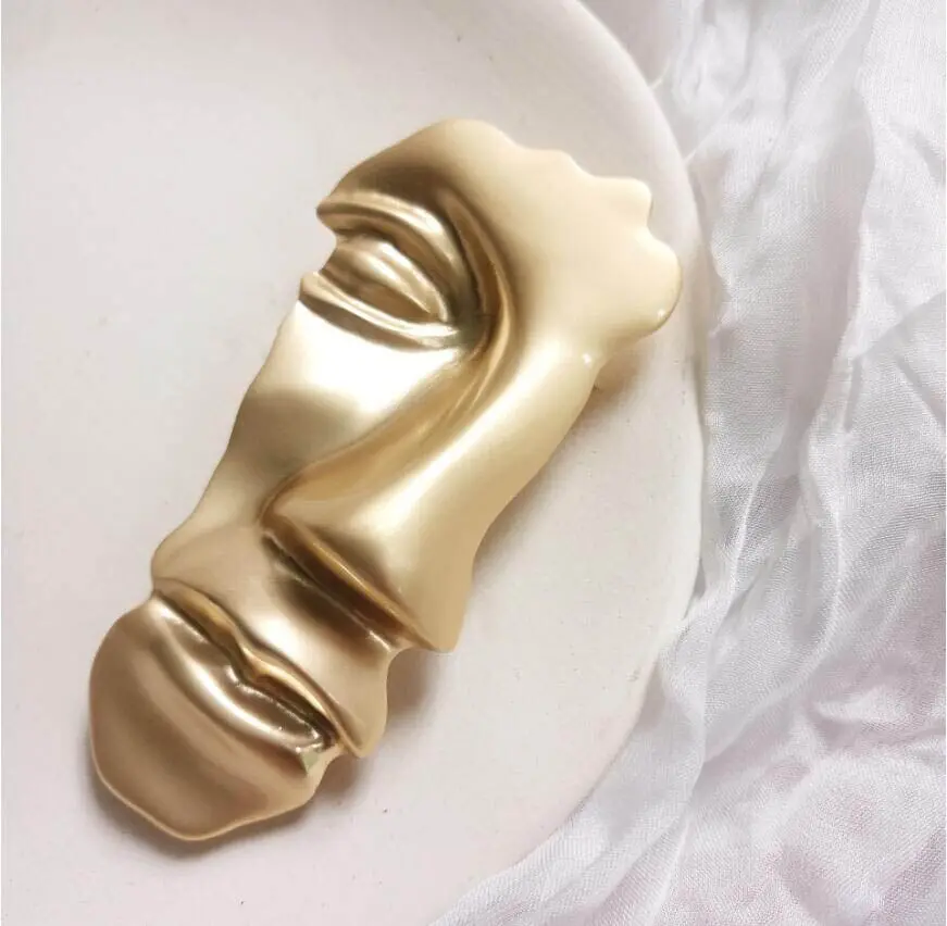 

Unique Versatile Exaggeration Head Brooch Gold Semi-Face Mask Suit Accessories Crafts Cool Corsage