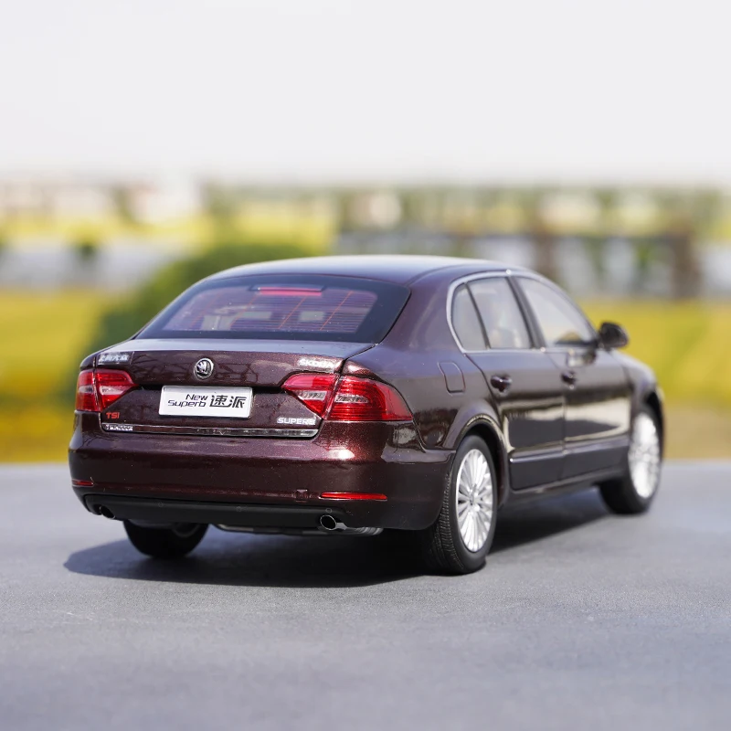 Оригинальная коробка 1:18 Skoda Superb литой металлический автомобиль модель игрушка